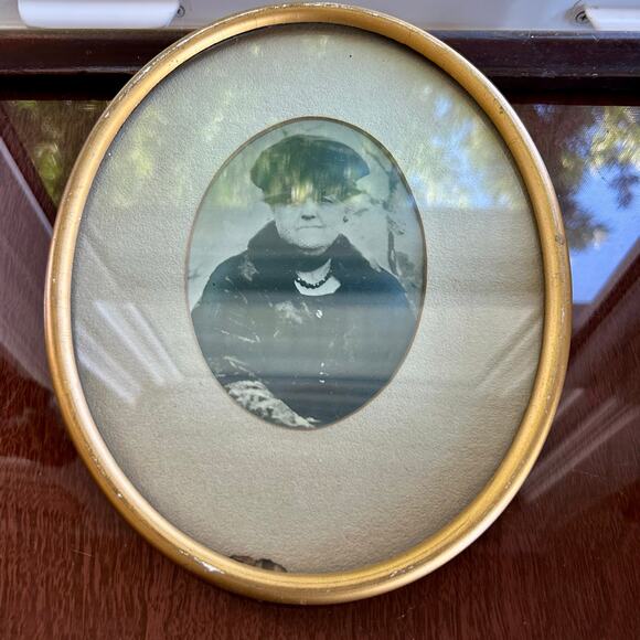 Antique Oval Framed Portrait Photograph – Early 1900s Black and Woman in Hat - Picture 1 of 9